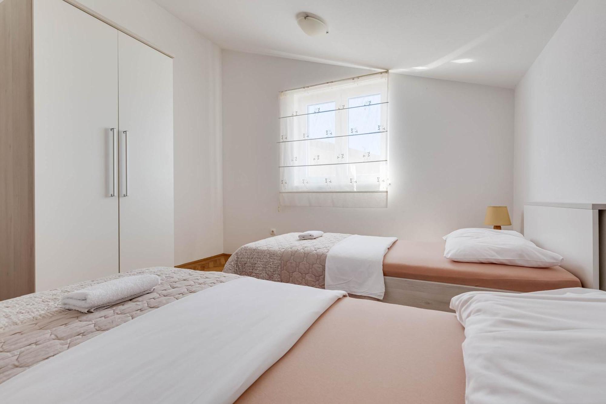 Apartmani Pocrnic Pakoštane Екстериор снимка